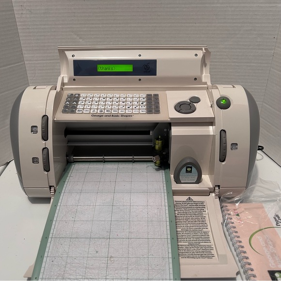 Cricut personal electronic cutting machine IOB - Picture 2 of 16